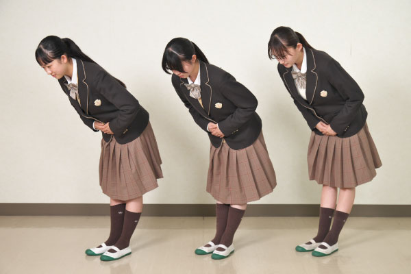 授業の中で挨拶の練習する様子